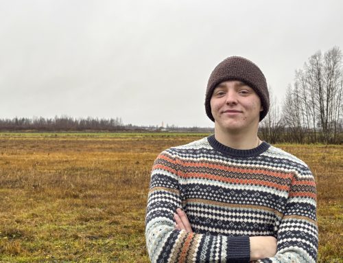 Varusmies kantaa ylpeänä isänmaan värejä